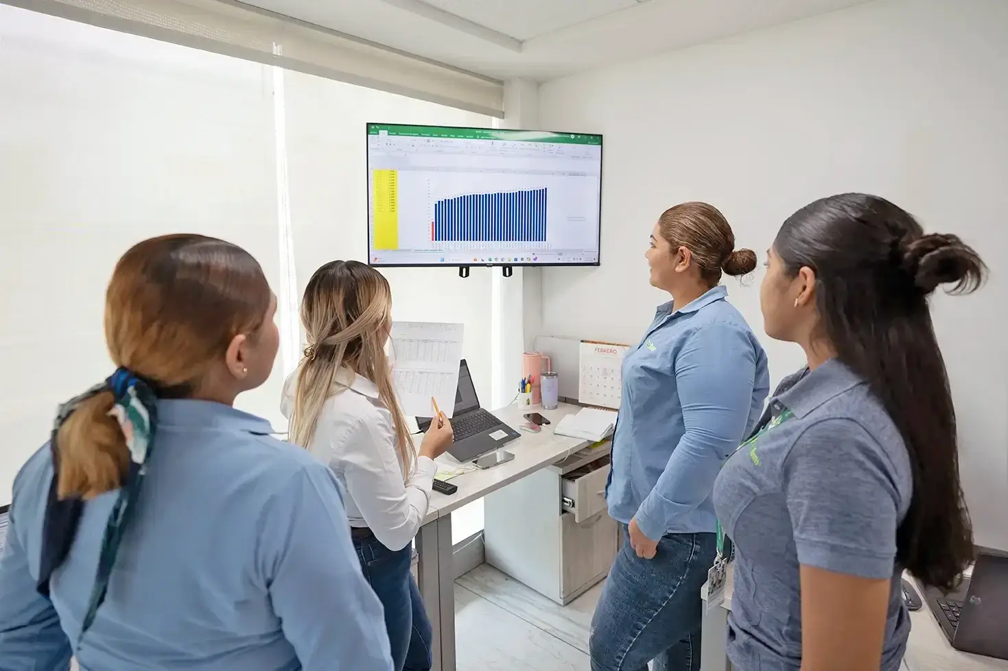 Equipo de SiCar Farms revisando resultados en oficina